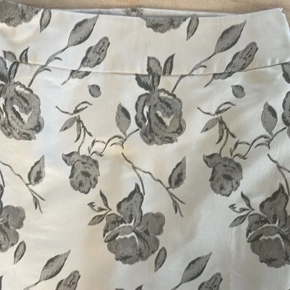 RW&CO. Fully lined lightweight silver grey and black floral pencil skirt SIZE 6 - Picture 3 of 6